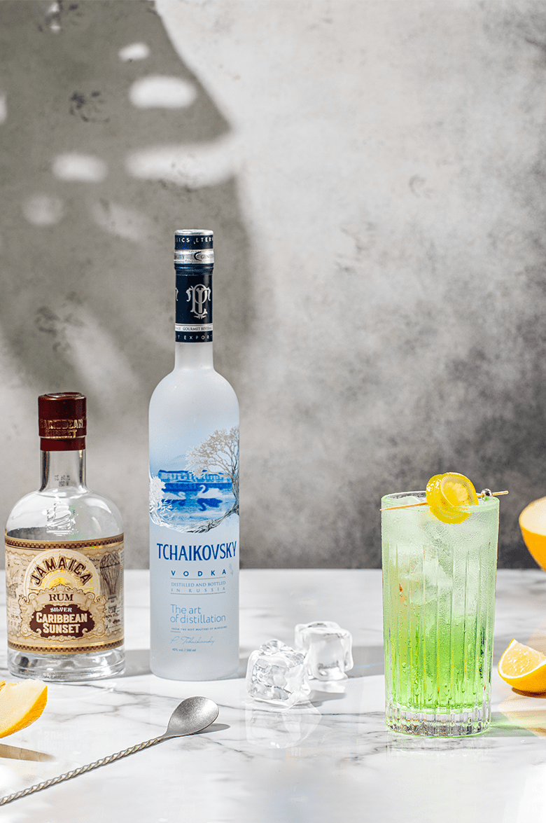 Чайковский в подарочной упаковке с двумя стопками - 0.7 л