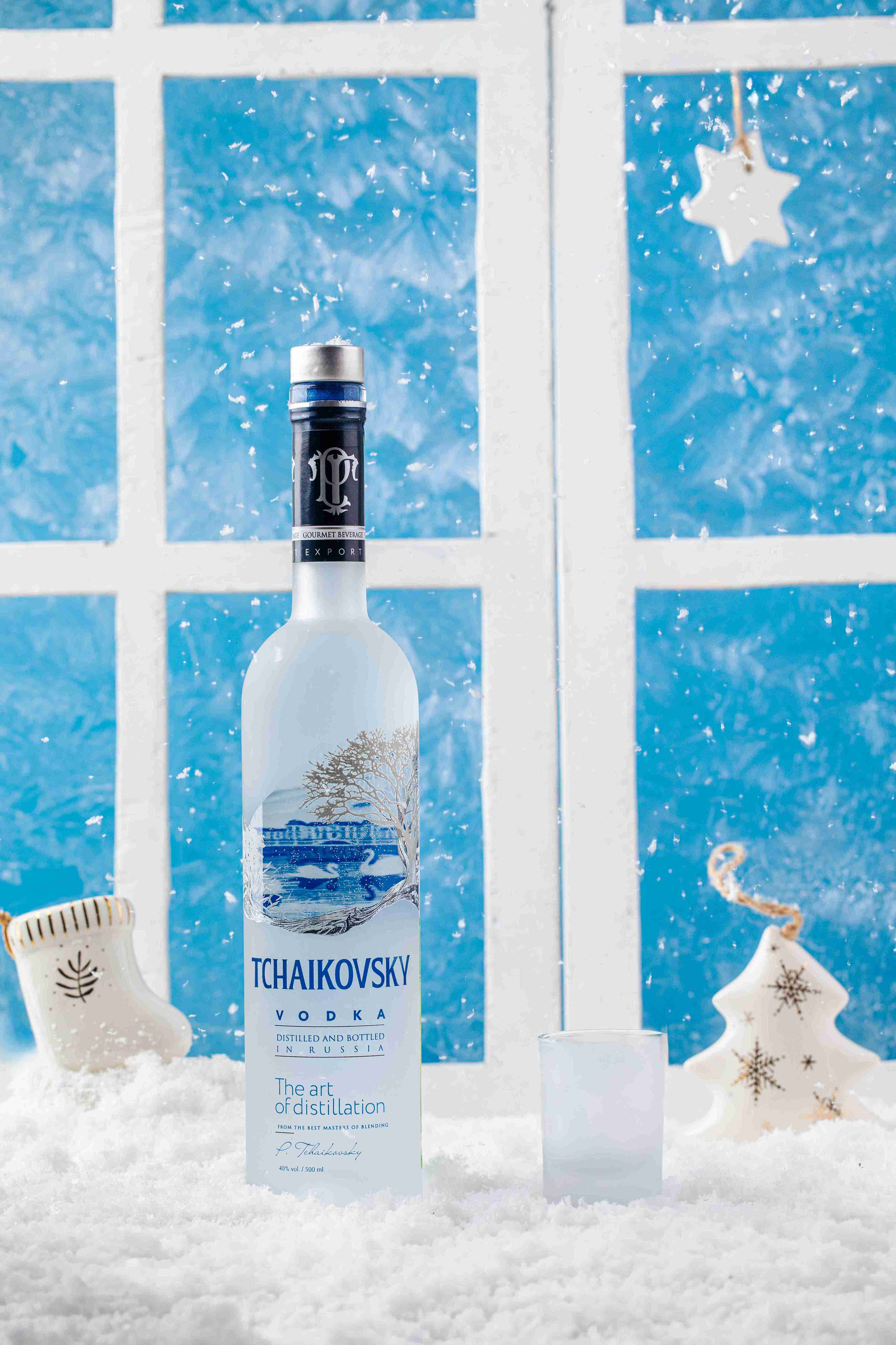 Чайковский в подарочной упаковке с двумя стопками - 0.7 л