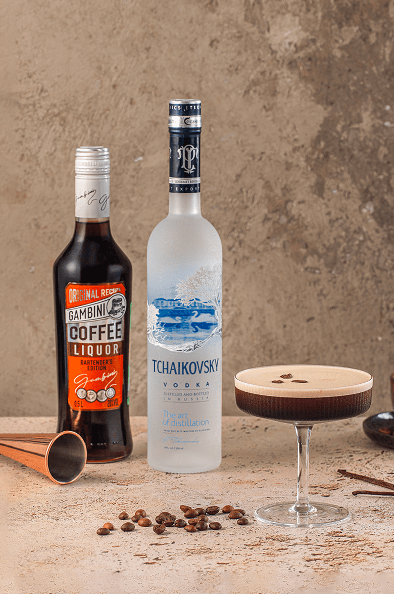 Чайковский в подарочной упаковке с двумя стопками - 0.7 л