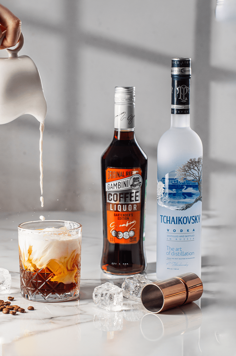 Чайковский в подарочной упаковке с двумя стопками - 0.7 л