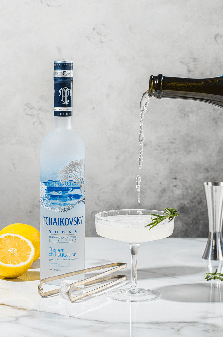 Чайковский в подарочной упаковке с двумя стопками - 0.7 л